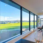 Panoramic Racecourse View - A Quiet Family Villa Over The Turf