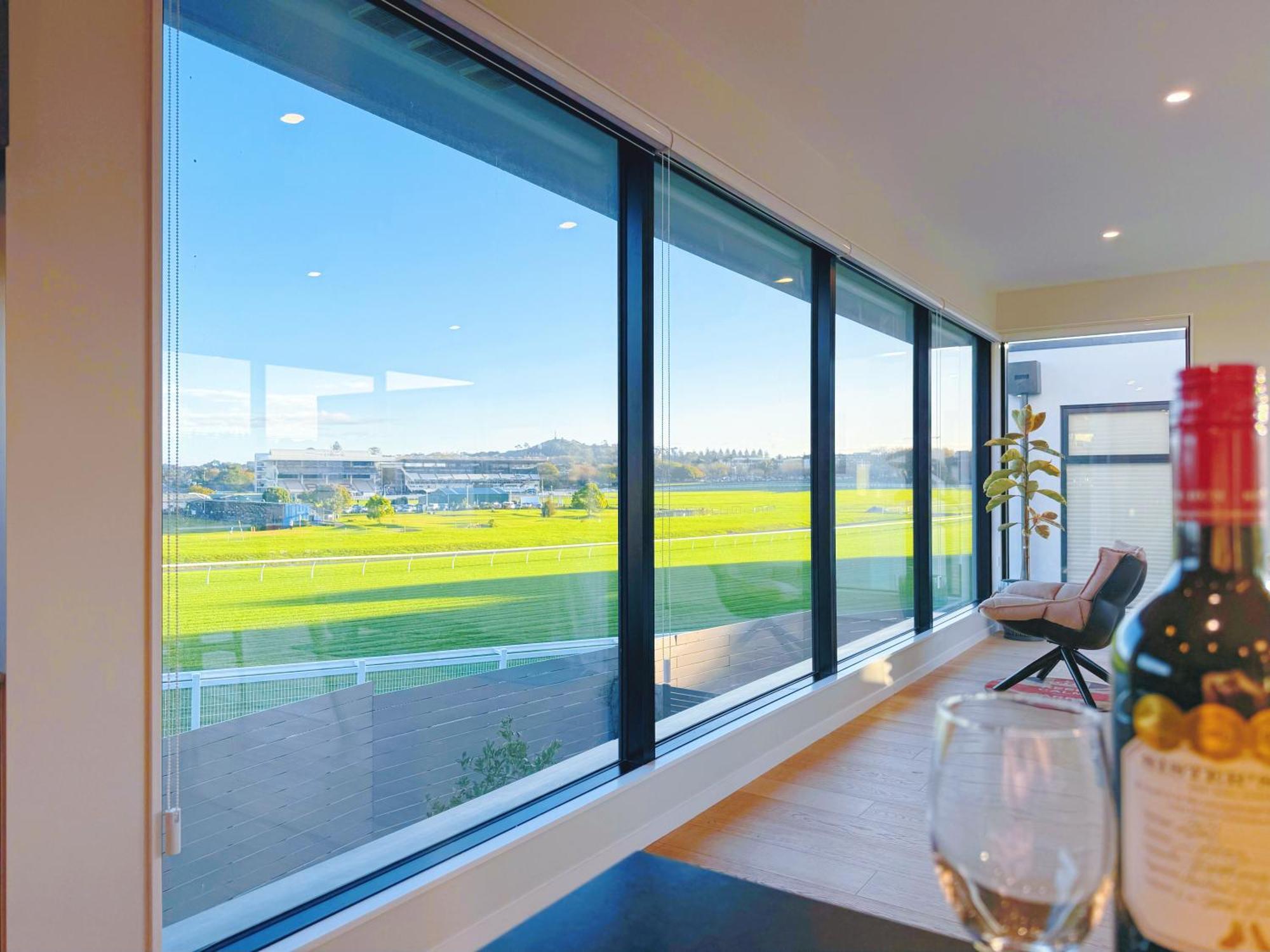 Apartment Panoramic Racecourse View - A Quiet Family Over The Turf