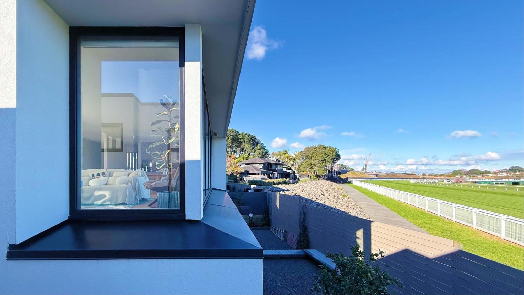 Panoramic Racecourse View - A Quiet Family Over The Turf Apartment Auckland